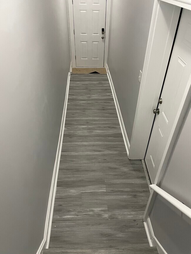 Common Hallway - 1114 Homewood Ave