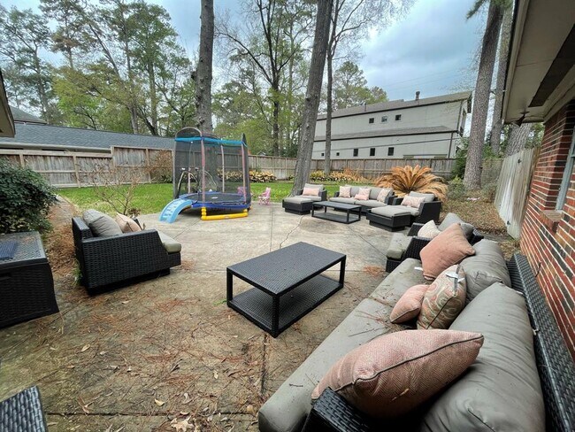 Foto del edificio - 7702 Betty Jane Ln