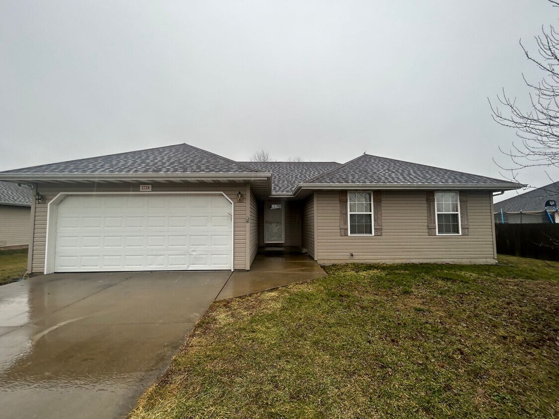 2738 E Moonlight St, Republic, MO 65738 House Rental in Republic, MO