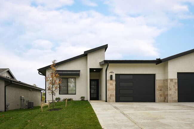 Foto del edificio - Stunning 2-bedroom, 2-bathroom Townhome In...