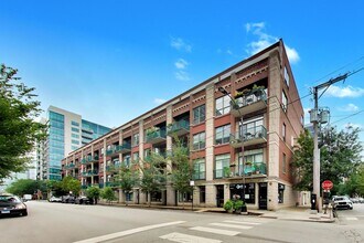 Building Photo - 847 W Monroe St