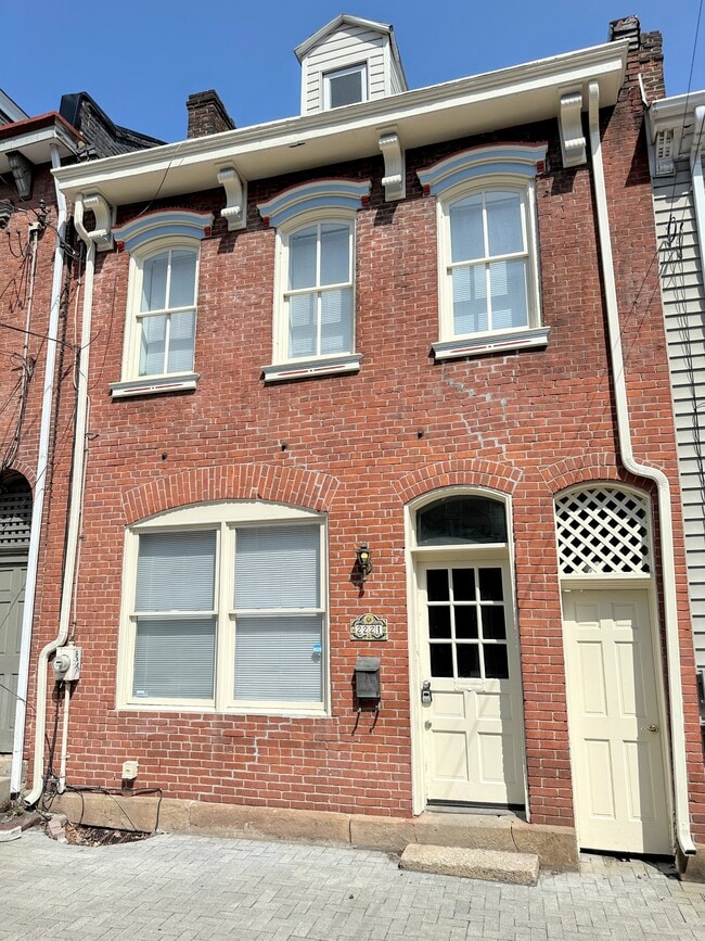 Photo - 2221 Jane St House