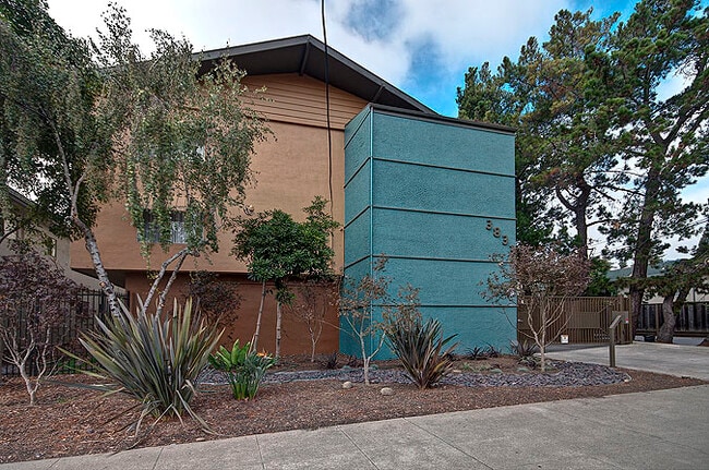 Secure building in quiet neighborhood - 3833 Maybelle Ave
