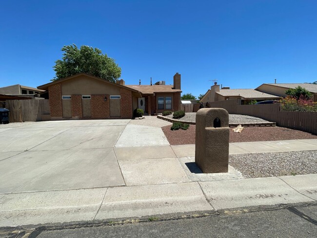 Building Photo - 4 bed 3 bath  Tri-Level Home