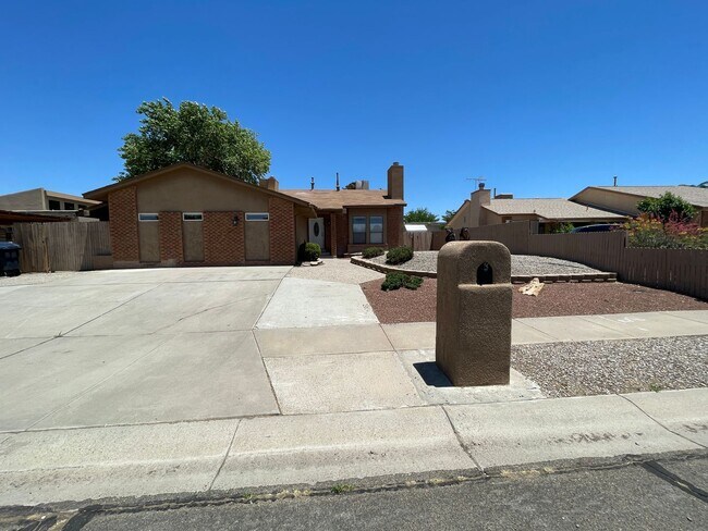 Foto del edificio - 4 bed 3 bath  Tri-Level Home