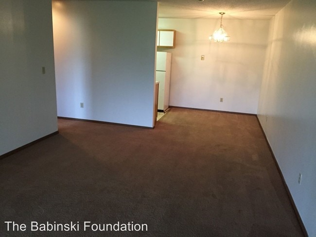 Building Photo - 1 br, 1 bath Apartment - 300 N Holly Ave