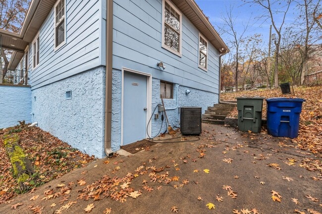 Building Photo - 306-306 Glenwood Cir