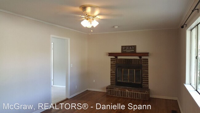 Building Photo - 3 br, 1 bath House - 617 E Fort Worth Pl
