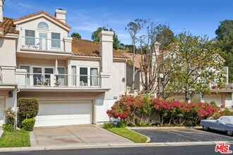 Building Photo - 622 Palisades Dr
