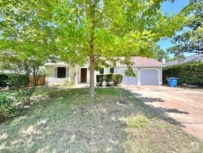 Building Photo - 902 Pyegrave Pl
