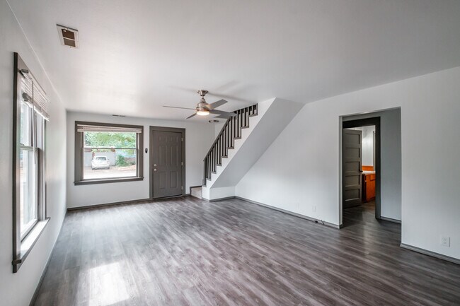 Building Photo - 147 NE Elm St