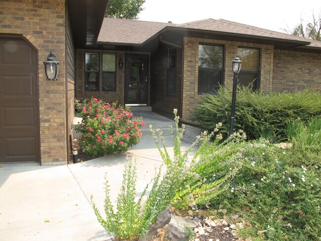 Building Photo - 3530 Ponderosa Way
