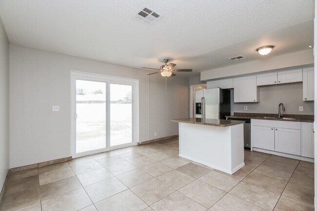 Building Photo - 1302 W 7Th Drive
