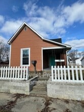 Building Photo - 826 W 2nd St