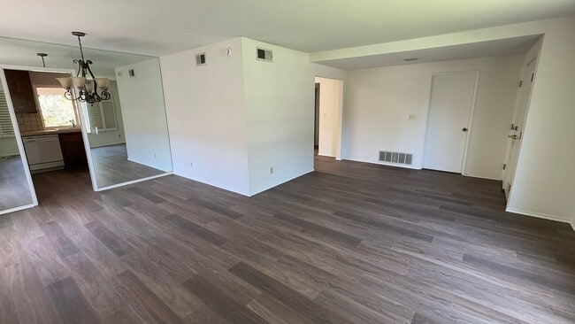 Building Photo - Bright & Spacious 3 Bedroom Single Family ...
