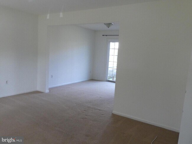Building Photo - 8922 Lake Braddock Dr