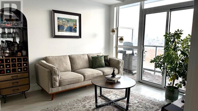 Photo du bâtiment - 501 St Clair Ave W