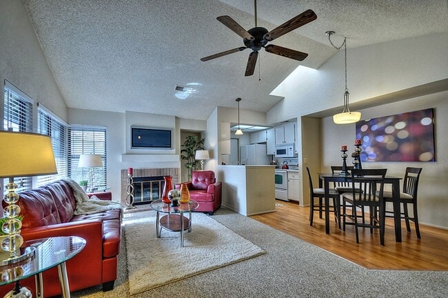 Foto del edificio - South Natomas One Story with 1 car garage 2 Bed 2 Bath