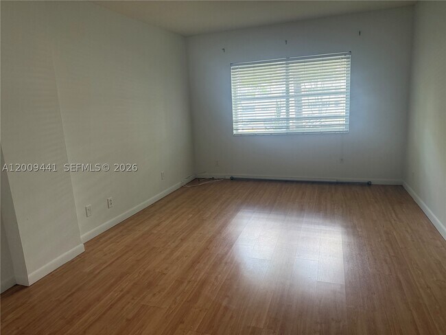 Foto del edificio - 100 Edgewater Dr