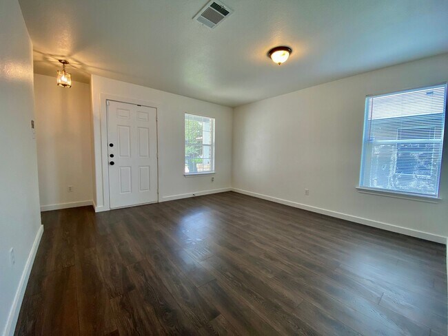 Building Photo - 4 Bedroom, 3 Bathroom in Del Valle!!