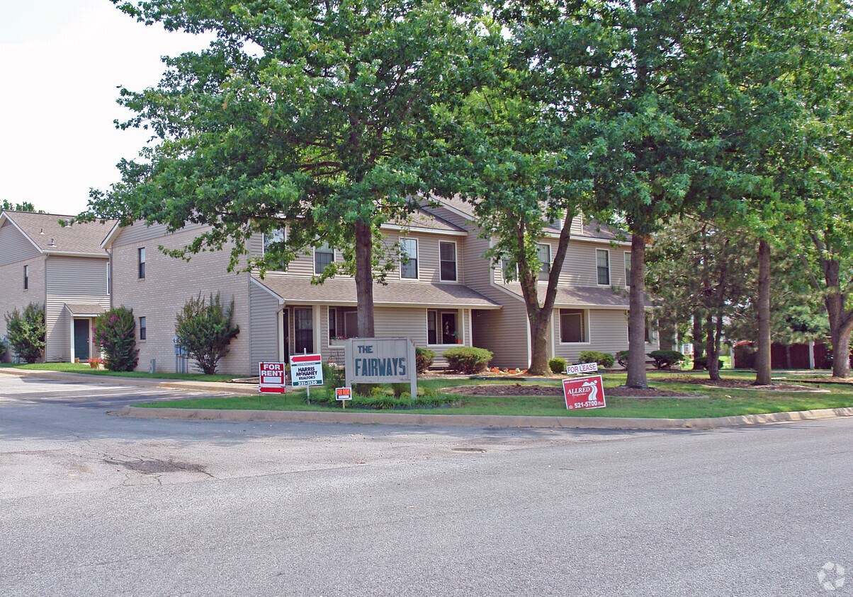 Primary Photo - 302 Fairway Cir