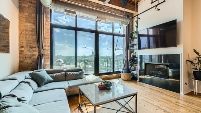 Building Photo - 1250 W Van Buren St