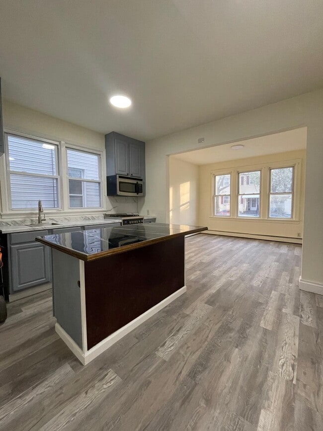 Building Photo - 140 Terhune Ave
