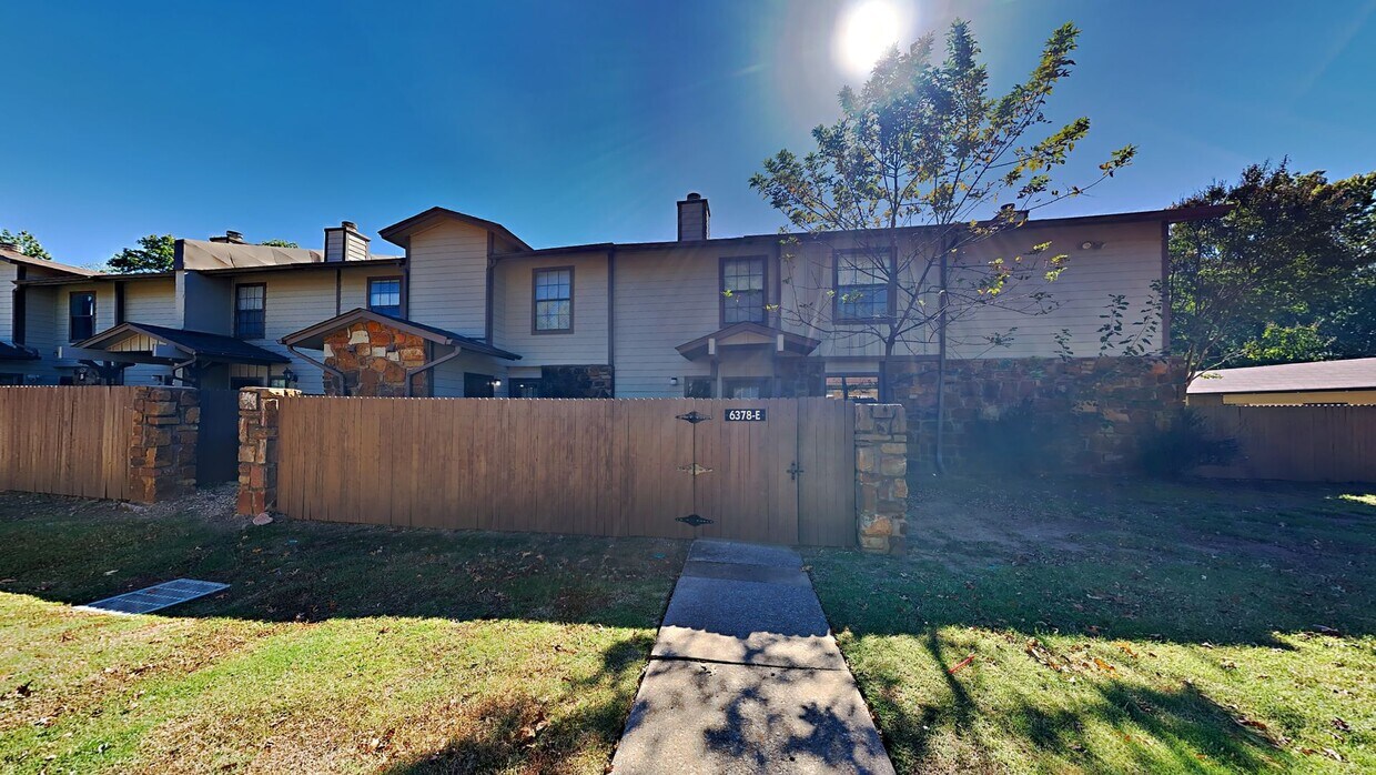 Foto principal - Welcome to this 2 bedroom, 2.5 bath home l...