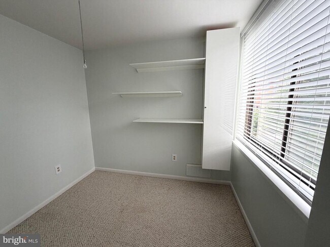 Foto del edificio - 4390 Lorcom Ln