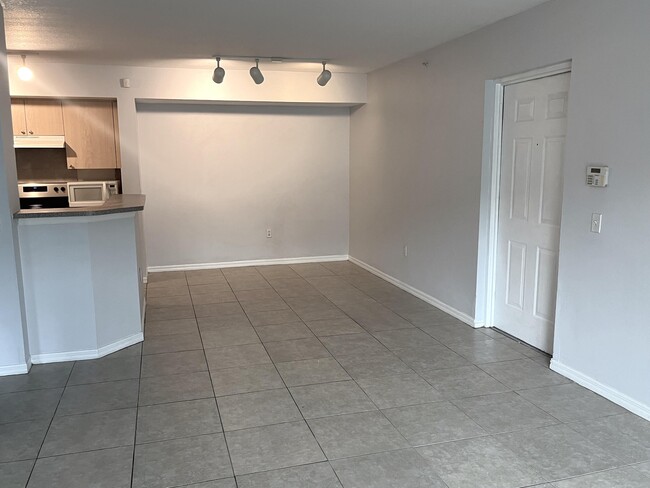 Building Photo - 705 Villa Cir