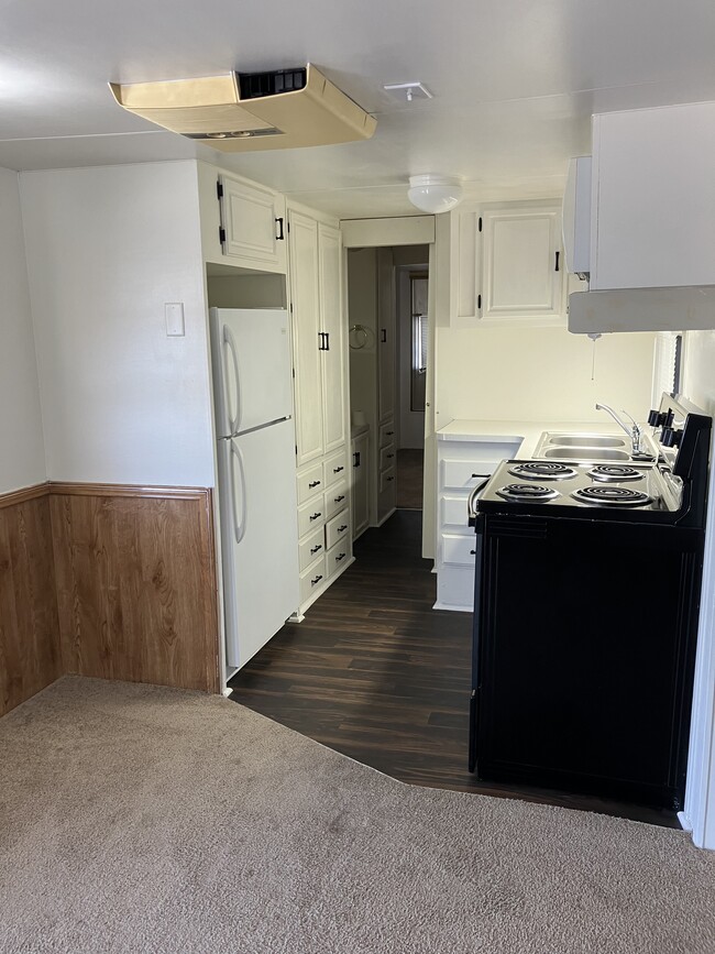 Building Photo - 24 W Rio Colorado Dr