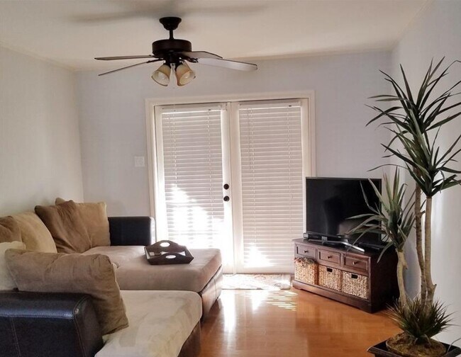 Foto del edificio - 2744 Briarhurst Dr