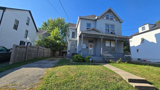 Foto del edificio - 2047 Lawrence Ave