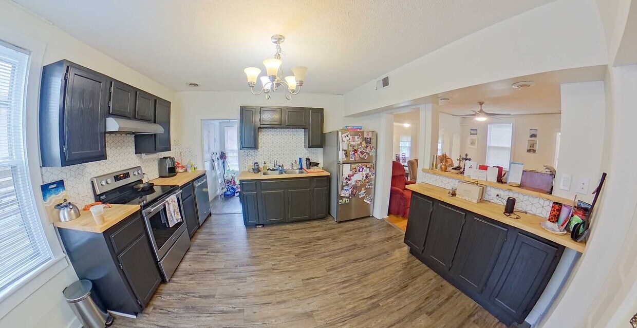Foto principal - 3D Tour Available - Hot Tub + Fenced-In Ya...