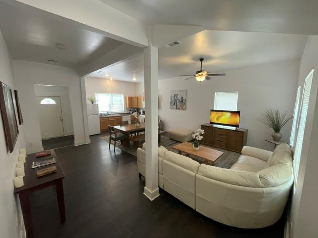 Foto del edificio - 907 E 3rd St