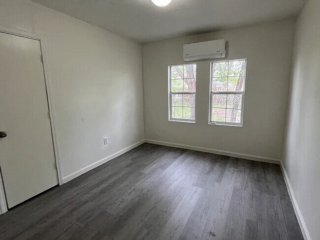 Foto del edificio - 2130 N Stonewall Ave