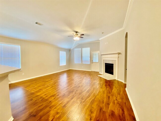 Foto del edificio - 5615 Brookhollow Oaks Trail