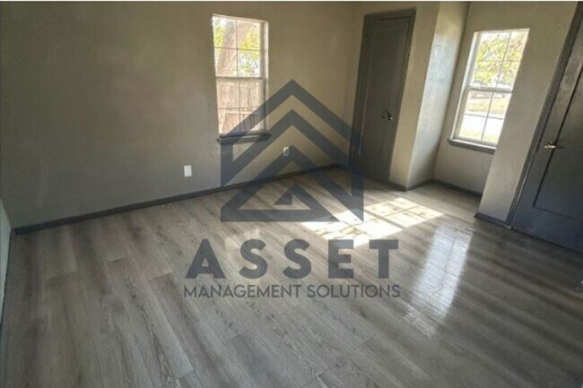 Building Photo - 2 Bedroom Home Available!