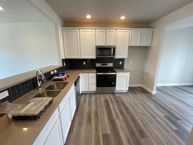 Building Photo - Beautiful BRAND NEW townhome in Chimney Park!