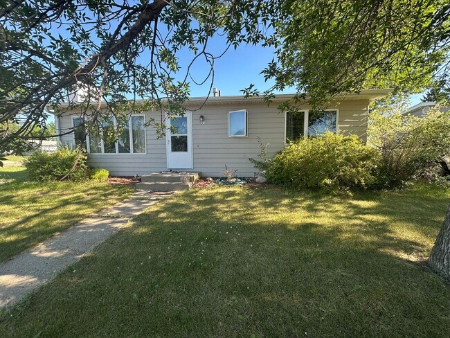 Building Photo - 3 Bedroom Home