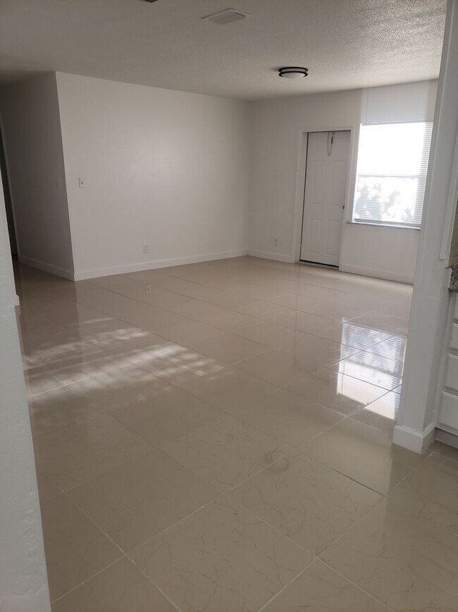Building Photo - 3 bedroom 2 bath home