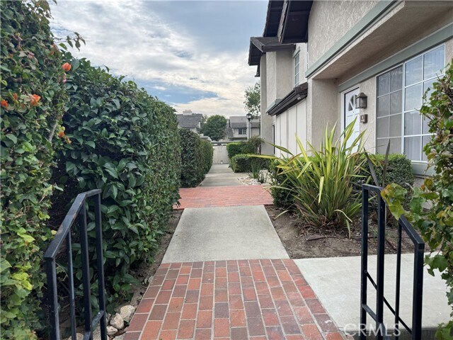 Building Photo - 6 Columbia