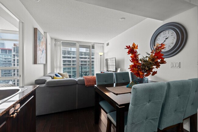 Building Photo - 211 Fort York Blvd