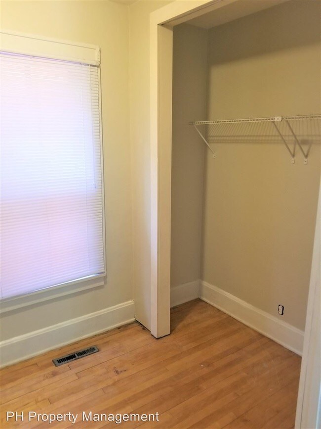 Building Photo - 2 br, 1 bath Apartment - 924 Denslow Street