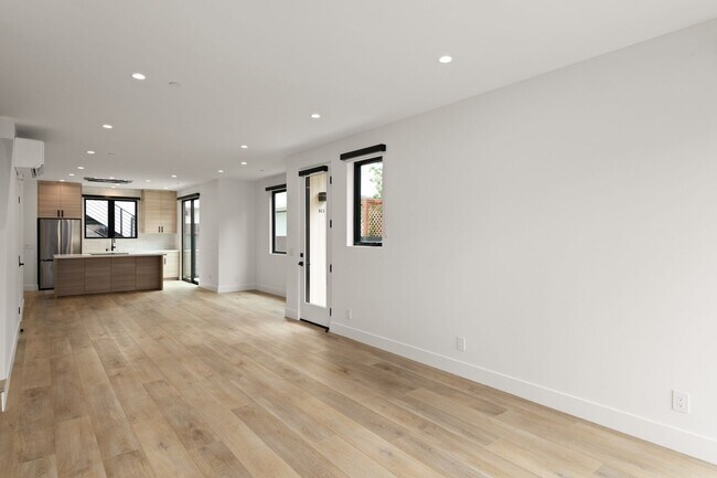 Building Photo - Luxury Living in the Heart of Downtown Encinitas