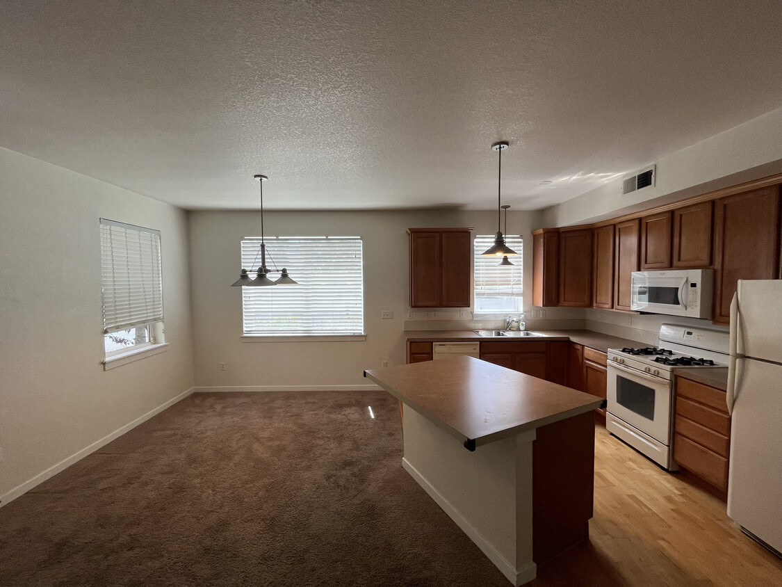 Kitchen and dining space - 2301 N Xenia St