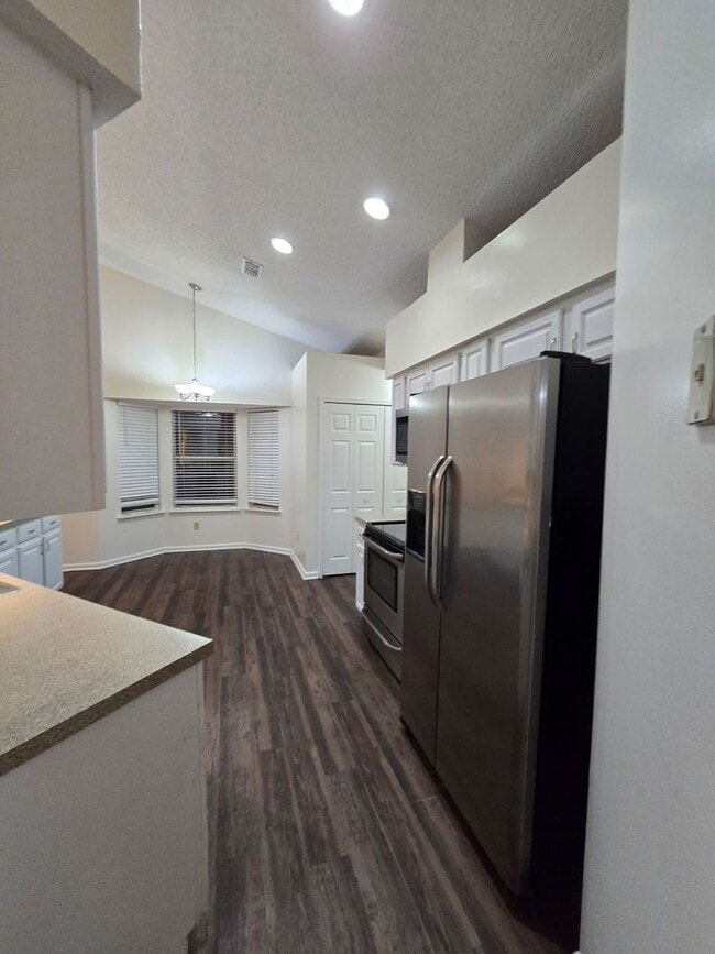 Building Photo - 3 Bedroom 2 Bath at Chimney Lakes