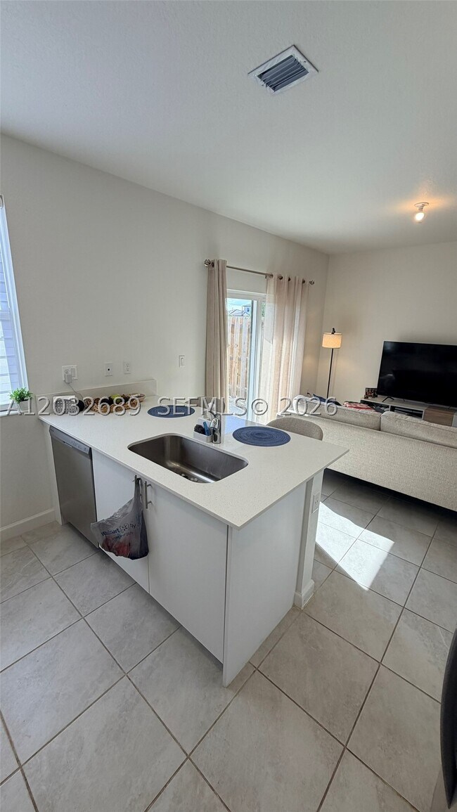Foto del edificio - 2424 SE 29th Dr