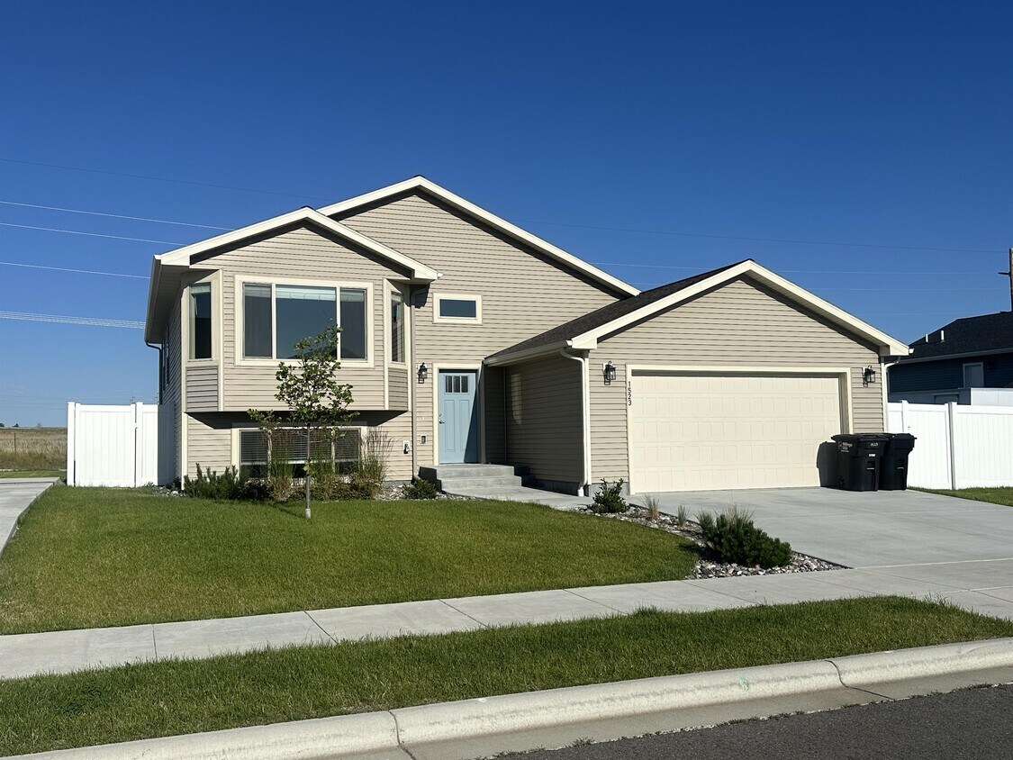 Primary Photo - 1523 Rancho Vista Ave