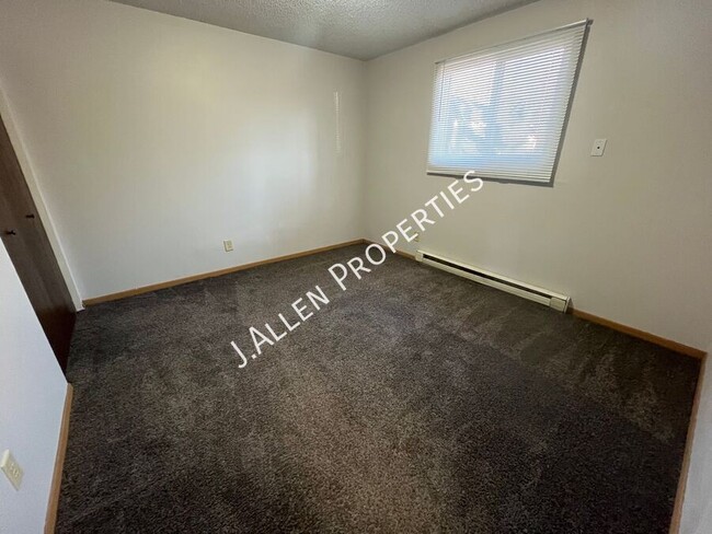 Building Photo - Spacious 2 bed